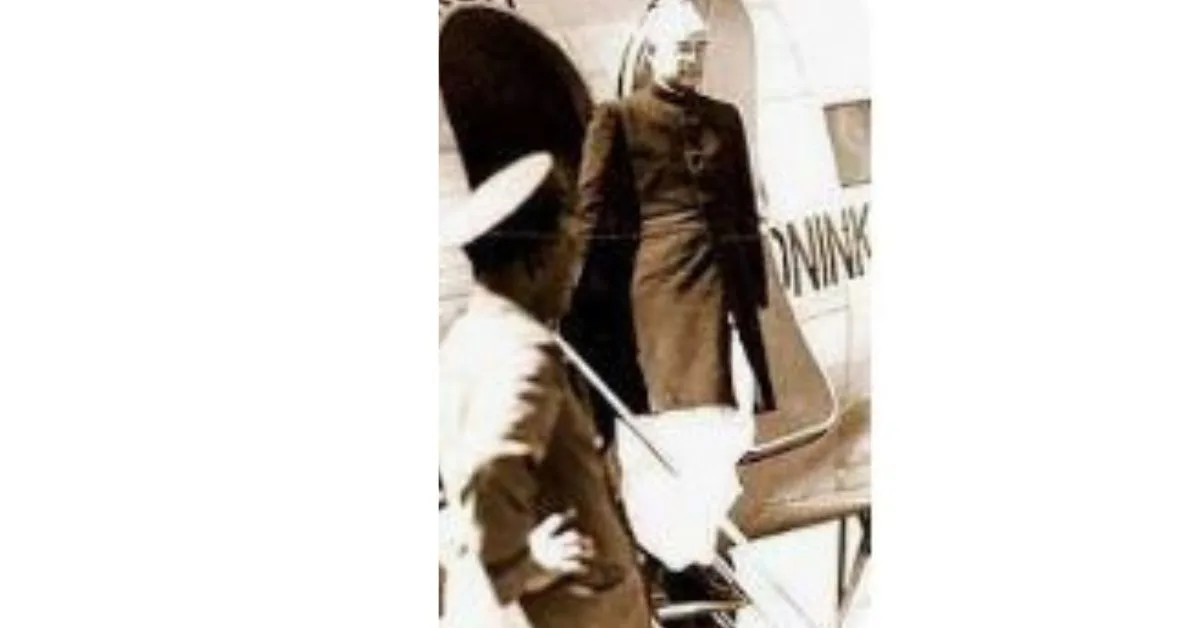 Picture of Netaji Subhash Chandra Bose Landing from the airplane 